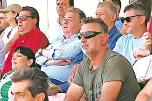 Ο περιφερειάρχης κ. Αρναουτάκης και ο αντιπεριφερειάρχης κ. Συριγωνάκης παρακολουθούν το παιχνίδι