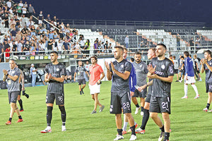 Οι παίκτες του ΟΦΗ χειροκροτούν τον κόσμο για την βοήθειά του