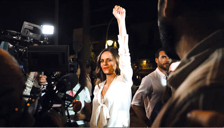 Με υψωμένη γροθιά έφτασε η Εφη Αχτσιόγλου στην Κουμουνδούρου 