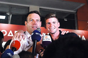 Αγκαλιά με τον σύντροφό του αφού ολοκλήρωσε τις δηλώσεις στην Κουμουνδούρου ο κ. Κασσελάκης