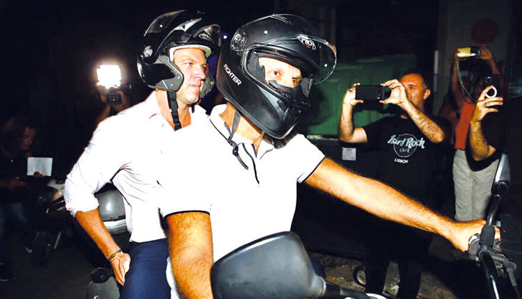 Με μοτοσικλέτα έφτασε στην Κουμουνδούρου ο Σ. Κασσελάκης 