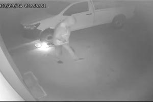 Η κάμερα “έπιασε” τον άνετο εμπρηστή