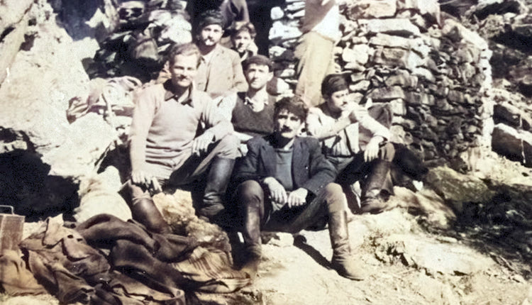 1943. Ο Πάτρικ Λη Φέρμορ, καθήμερος αριστερά, στο κρησφύγετο του συμμαχικού ασυρμάτου στο χωριό Χορδάκι Ρεθύμνου.(πηγή: αρχείο Πάτρικ Λη Φέρμορ)
