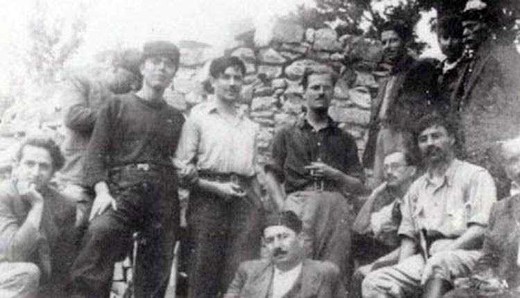 Τον Μάιο του 1943, ο Πάτρικ Λη Φέρμορ είχε ως βάση το μαντρί του Μιχάλη Ξυλούρη στην Κορακόπετρα, 3 μίλια νότια από τα Ανώγεια. Αυτή η φωτογραφία βρίσκεται στο αρχείο του Πάτρικ Λη Φέρμορ στην Εθνική βιβλιοθήκη της Σκωτίας. Δείχνει τον Πάτρικ Λη Φέρμορ και τον Ραλφ Στόκμπριτζ (που φορεί γυαλιά), μαζί με την ομάδα ανταρτών του Ξυλούρη. Ο ίδιος ο Ξυλούρης φαίνεται στην φωτογραφία στην άκρη δεξιά της φωτογραφίας - όρθιος – με γκρι μουστάκι. (Πηγή: John Murrey, αρχείο Πάτρικ Λη Φέρμορ)