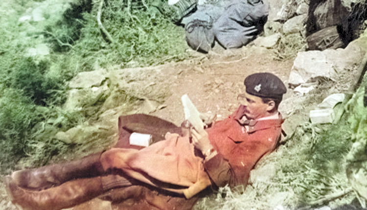 Ο Πάτρικ Λη Φέρμορ αναπαύεται στην τοποθεσία «Καλόγερος» στη μάντρα του Σηφογιάννη, λίγες ημέρες πριν την απαγωγή του Στρατηγού Κράιπε.