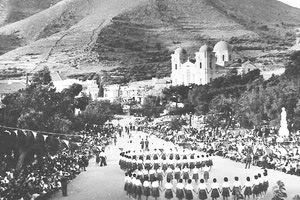 ΦΩΤΟΗΜΕΡΑΣ: 15 ΑΥΓΟΥΣΤΟΥ στη Νεάπολη Λασιθίου το 1963 (φωτογραφία Παπαμητσάκης).