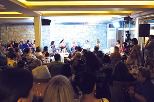 Μπροστά στις γυναίκες