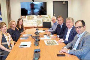 Συνάντηση του περιφερειάρχη Κρήτης Σταύρου Αρναουτάκη πραγματοποιήθηκε στην Αθήνα, με την Διοίκηση και υπηρεσιακά στελέχη της εταιρείας «Κτιριακές Υποδομές Α.Ε.»,  σχετικά με την πορεία υλοποίησης δύο σημαντικών έργων, τα οποία θα χρηματοδοτηθούν από την Περιφέρεια Κρήτης.