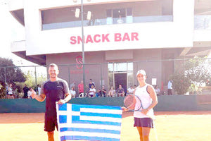 Η Καλογεροπούλου με τον προπονητή της στο Lyttos Beach