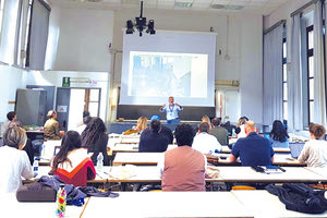 Με αφορμή τη συμπλήρωση δύο χρόνων από τον εφιαλτικό σεισμό του Αρκαλοχωρίου ο γεωλόγος του Μουσείου Φυσικής Ιστορίας Κρήτης τονίζει σε ανάρτησή του στο facebook: «μια καταστροφή που έχει γίνει αντικείμενο μελέτης στο Διεθνές Θερινό Σχολείο που διοργανώνουν αυτές τις μέρες στο Τορίνο, το Πολυτεχνείο του Τορίνο και το Πανεπιστήμιο της Καλιφόρνια (UCLA) για τις ανθεκτικότητες των τοπικών κοινωνιών απέναντι στις καταστροφές.