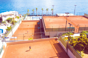 Οι εγκαταστάσεις τένις στο Nana beach