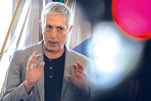 Τη δική του… προσέγγιση στο φαινόμενο Κασσελάκης δίνει ο Στέλιος Κούλογλου