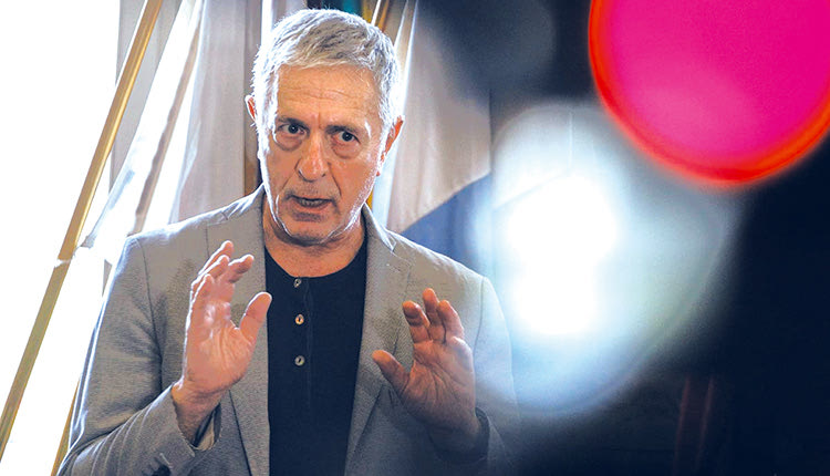 Τη δική του… προσέγγιση στο φαινόμενο Κασσελάκης δίνει ο Στέλιος Κούλογλου