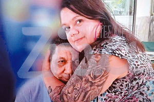 Η Μόνα Λίζα στην αγκαλιά του Κρητικού πατέρα της