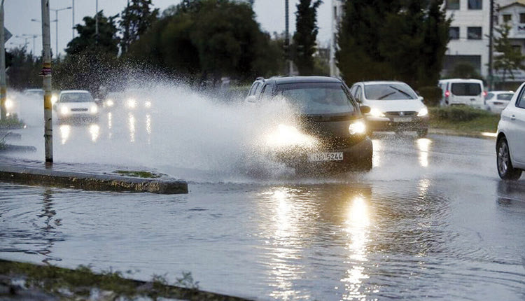 Δρόμοι στην Αττική πλημμύρισαν