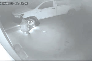 Οι κάμερες ασφαλείας κατέγραψαν τις κινήσεις του εμπρηστή