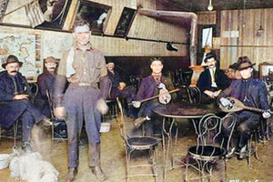 ΦΩΤΟΗΜΕΡΑΣ: ΕΝΑ ΑΠΟ τα αγαπημένα στέκια των Kρητικών τη δεκαετία του ’20 στις Ηνωμένες Πολιτείες Αμερικής ήταν η «Ανοιχτή Καρδιά» στο Σολτ Λέικ Σίτυ στη Γιούτα. Η Πολιτεία ήταν γεμάτη ανθρακωρύχους, οι περισσότεροι Κρητικοί, που μαζεύονταν τα βράδια στο καφενείο του Μιχάλη Κατσανέβα κι έστηναν μικρά γλέντια. Στη φωτογραφία, αρκετοί Κρητικοί σε μία από τις μουσικές βραδιές με λύρα και… μπουζούκι αντί λαούτο.