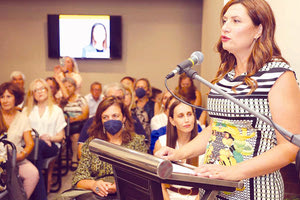 Το δικό της μήνυμα, στην εκλογική αναμέτρηση της 8ης Οκτωβρίου έστειλε μέσα στην κατάμεστη αίθουσα του ξενοδοχείου «Olympic» η Εβελίνα Μπάκιντα!