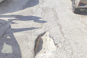 Λακούβα που σκοτώνει, στην οδό Πολυχρονάκη (κάθετο δρόμο στην οδό Ατλαντίδος και Πετρακογιώργη στο Μπασταμπά)