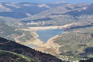 Στραγγίζει το φράγμα Αποσελέμη. Μόλις στο 20% η πληρότητα του ταμιευτήρα