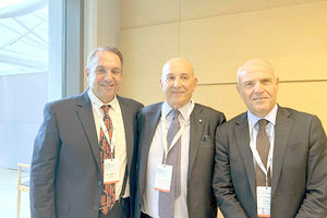 Ο Εμανουέλε Γκριμάλντι με τον διευθύνοντα σύμβουλο των Μινωικών, Λουκά Σιγάλα και τον δημοσιογράφο του σάιτ