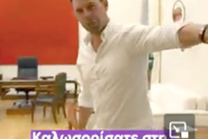Με νέο βίντεο στα μέσα κοινωνικής δικτύωσης ο Στέφανος Κασσελάκης κάνει ξενάγηση στο γραφείο του στη Βουλή.