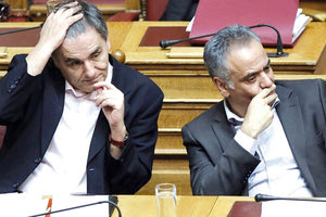 Ο πρώην πρόεδρος της Βουλής Νίκος Βούτσης δήλωσε πρόσφατα πως «μόνο η τήρηση του καταστατικού μας εξασφαλίζει την ενότητα του κόμματος». Αλλά και ο Πάνος Σκουρλέτης σε συνέντευξή του ανέφερε πως ένα κόμμα όπως ήταν έως τώρα ο ΣΥΡΙΖΑ να τεθεί στην κρίση των μελών του, καθώς δεν λειτουργεί μόνο με τον πρόεδρο. « Ο ΣΥΡΙΖΑ έχει διαδικασίες και καταστατικό».