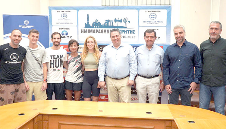 Οι κ.κ. Πιτσούλης, Αραβιάκης, Αλεβυζάκης με αθλητές και αθλήτριες που θα πάρουν μέρος στον ημιμαραθώνιο