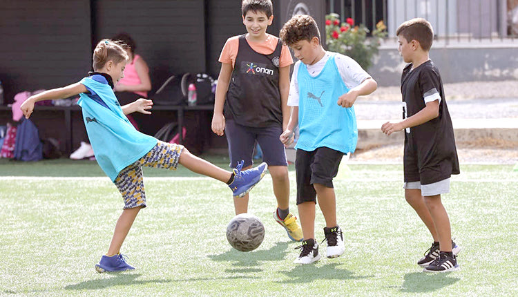 Με παιδικές φωνές και χαμόγελα γέμισε χθες  το Βαρδινογιάννειο αθλητικό κέντρο, καθώς, στο πλαίσιο της Ευρωπαϊκής Εβδομάδας Αθλητισμού (23-30/9) και της Ημέρας Σχολικού Αθλητισμού (29/9), ο ΟΦΗ φιλοξένησε τους μικρούς μαθητές του 13ου Δημοτικού Σχολείου Ρεθύμνου.