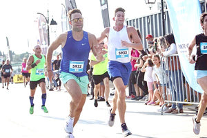 Δεν έτρεχαν μόνο στο Αρκαλοχώρι χθες. Ο Στέφανος Κασσελάκης και ο σύντροφός του Τάιλερ έτρεξαν στον αγώνα δρόμου Spetses mini Marathon και τερμάτισαν με τον κόσμο να σπεύδει για μια... selfie!.;