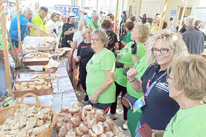 Κάθε χρόνο λες δεν γίνονται αυτά. Κι όμως στο Αρκαλοχώρι κάθε φορά με τον ημιμαραθώνιο είναι καλύτερα. Τόσος κόσμος που τρέχει και συνδράμει, δεν υπάρχει.