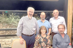 Μια φωτογραφία με ενδιαφέρον ιατρικό και κοινωνικό ανήρτησε ο γιατρός Δημήτρης Σαμωνάκης: «Γιορτάζουμε τα 30 χρόνια μετά τη μεταμόσχευση ήπατος της Μαρίας (από τις πρώτες στην Ελλάδα, παρολίγον παγκόσμια πρώτη για τη μέθοδο domino αν εισακούγονταν ο Μηνάς Τζαγκουρνισάκης που μας λείπει από την παρέα - όπως και ο Κωστας Στυλιανού).