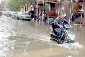 Το Μεγάλο Μήλο έγινε μεγάλο ποτάμι.  Οι καταρρακτώδεις βροχές  προκάλεσαν πλημμύρες στη Νέα Υόρκη την  Παρασκευή, συνέπεια της κλιματικής αλλαγής.