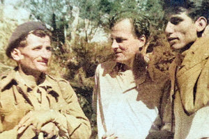 Μετά την κατοχή τα αδέρφια Μανόλης (αριστερά), απαγωγέας του Στρατηγού Κράιπε και Βαρδής Πατεράκης (δεξιά), τραυματίας της μάχης του Ρίμινι. Στο μέσον ο Πάτρικ Λη Φέρμορ. (φωτογραφία Ανδρέα Πατεράκη, από το βιβλίο του Ώρες πολέμου)