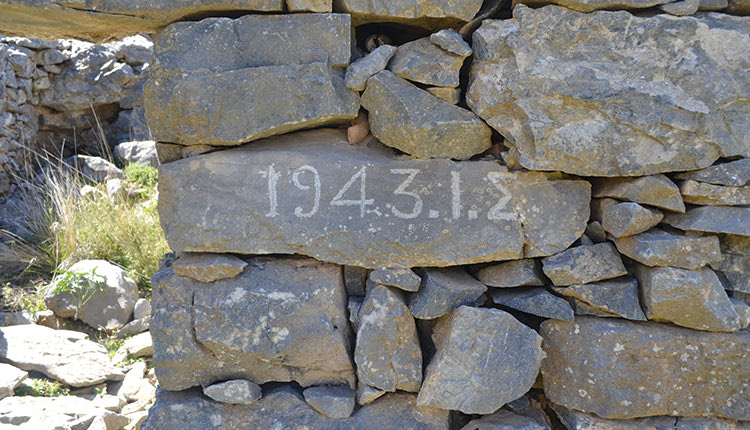 Η είσοδος της μάντρας του Καπετάν Σηφογιάννη στα ορεινά της Κασταμονίτσας στη θέση «Καλόγερος». Το καλλιγραφικό χάραγμα στο ανώφλι της μάντρας, σκαλίστηκε από τον Πάτρικ Λη Φέρμορ το 1943