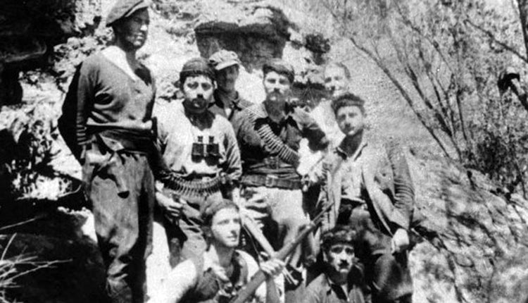 Καθήμενοι ο Αριστείδης Παραδεισανός (αριστερά) και ο Γιάννης Τζαγκαράκης (δεξιά). Αριστερά όρθιοι οι Μάθιου Χουάιτ (ασυρματιστής), Γιώργης Τυράκης, Πάτρικ Λη Φέρμορ και Νίκος Σουρής. Πίσω δύο Καναδοί αεροπόροι που το αεροπλάνο τους είχε καταπέσει στην Κρήτη. (1943, φωτογραφία Πάτρικ Λη Φέρμορ, στο κρησφύγετο του ασυρμάτου στο βουνό Κέδρος) 
