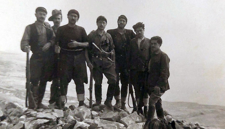 Κρητικοί αντάρτες και μέλη της SOE στα Λευκά Όρη.  (Πηγή: αρχείο Ταγματάρχη Dennis Ciclitira. Η χρονολογία της φωτογραφίας τοποθετείται μεταξύ των ετών 
1943-45)
