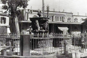 ΦΩΤΟΗΜΕΡΑΣ: Η κρήνη Μοροζίνι (σιδερόφρακτη) στο Μεσοπόλεμο. Απέναντι το ζαχαροπλαστείο Ρεγκινάκη