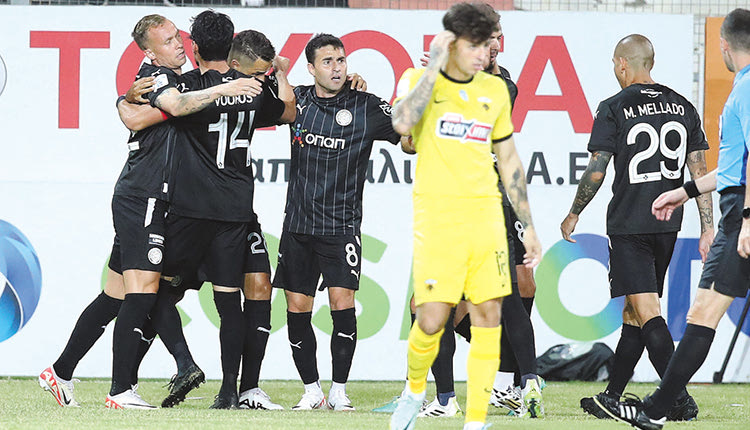 Οι παίκτες του ΟΦΗ πανηγυρίζουν την μεγάλη νίκη τους επι της ΑΕΚ