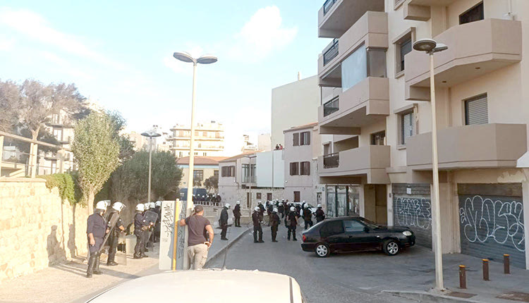Οι εγκλωβισμένοι στη συνέλευση του Τηγανίτη κάλεσαν κόσμο για συμπαράσταση