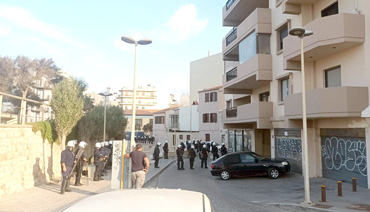 Οι εγκλωβισμένοι στη συνέλευση του Τηγανίτη κάλεσαν κόσμο για συμπαράσταση