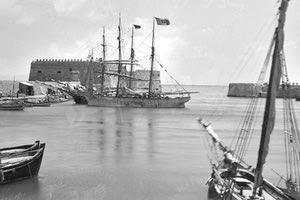 ΦΩΤΟΗΜΕΡΑΣ: ΤΟ ΛΙΜΑΝΙ του Ηρακλείου το 1909. Διακρίνεται δεξιά ο “μικρός” Κούλες, που αργότερα κατεδαφίστηκε.