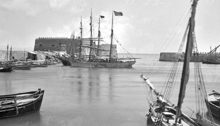 ΦΩΤΟΗΜΕΡΑΣ: ΤΟ ΛΙΜΑΝΙ του Ηρακλείου το 1909. Διακρίνεται δεξιά ο “μικρός” Κούλες, που αργότερα κατεδαφίστηκε.
