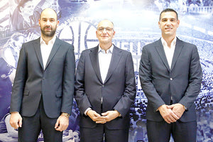 Ο Σπανούλης με τον πρόεδρο της ΕΟΚ κ. Λιόλιο και τον μάνατζερ της Εθνικής κ. Ζήση