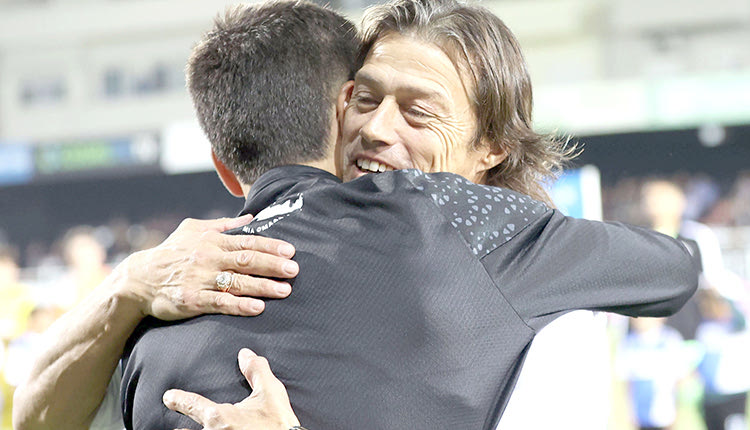 Ένα θερμό εναγκαλισμό είχαν πριν από το παιχνίδι ο Χουάν Νέιρα με τον Ματίας Αλμέιδα. 