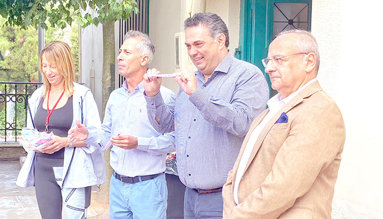 Πρώτος σταθμός το 7ο Δημοτικό Σχολείο Ηρακλείου με την παρουσία του αντιπεριφερειάρχη Γιώργου Πιτσούλη και του περιφερειακού διευθυντή Εκπαίδευσης Μανώλη Καρτσωνάκη