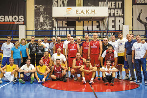 Οι παλαίμαχοι του Ηρακλείου και Ρεθύμνου σε αναμνηστική φωτογραφία