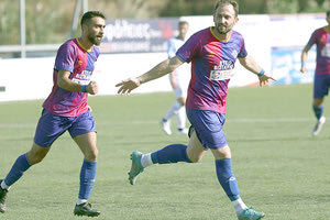 Ο Καστελλιανάκης πανηγυρίζει το γκολ του που έδωσε τη νίκη στην ομάδα του