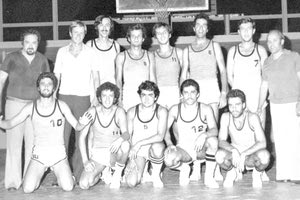 Ο Γιάννης Ιωαννίδης (δεύτερος από αριστερά στους ορθίους) ως προπονητής του Εργοτέλη το 1977