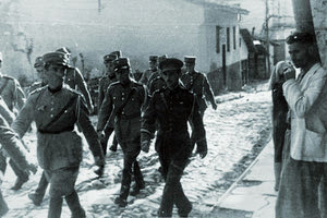 ΦΩΤΟΗΜΕΡΑΣ: Κρήτη 1941. Ομάδα Ελλήνων χωροφυλάκων διασχίζει τον δρόμο, πιθανώς στο Ηράκλειο